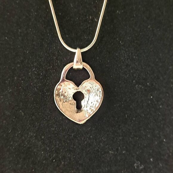Ladies keyhole heart necklace - Picture 3 of 6